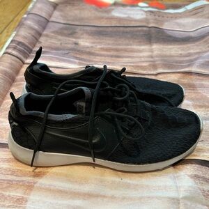 ⚫️ 2 for one Nike sneakers 👟 w/cool print